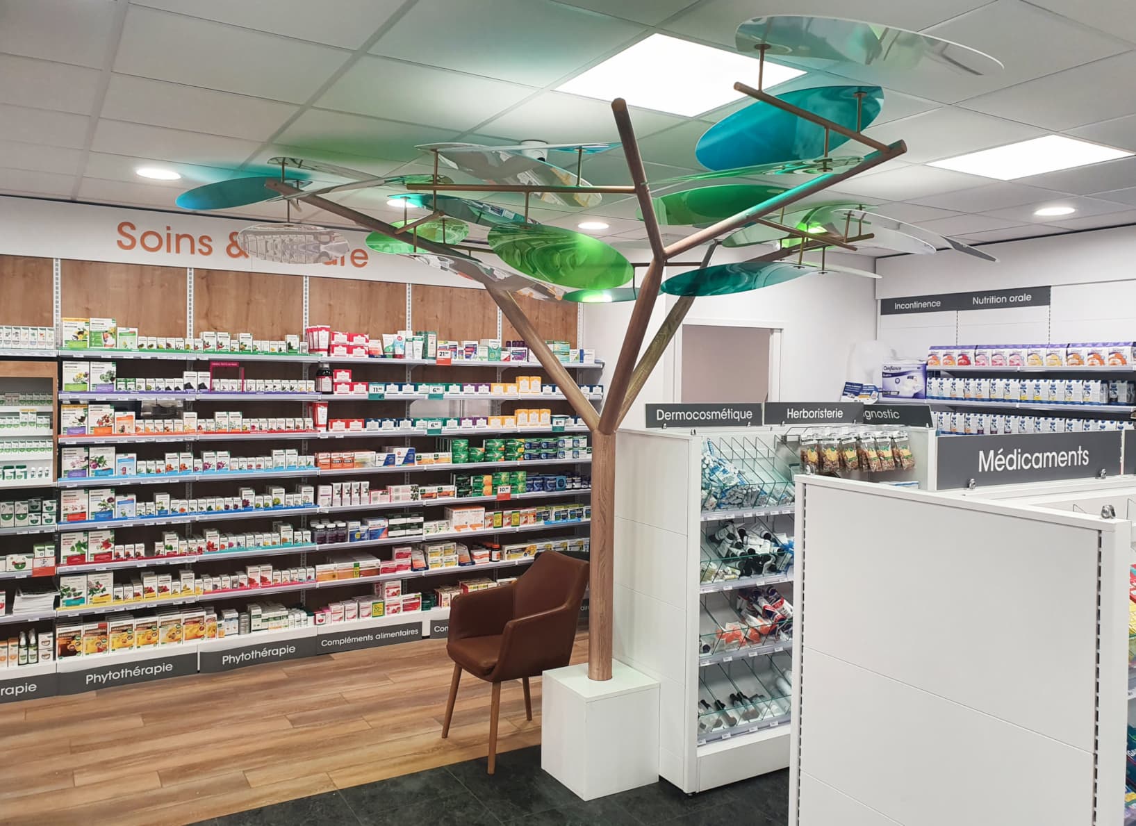 Installation d'un arbre décoratif lors de l'agencement d'une pharmacie