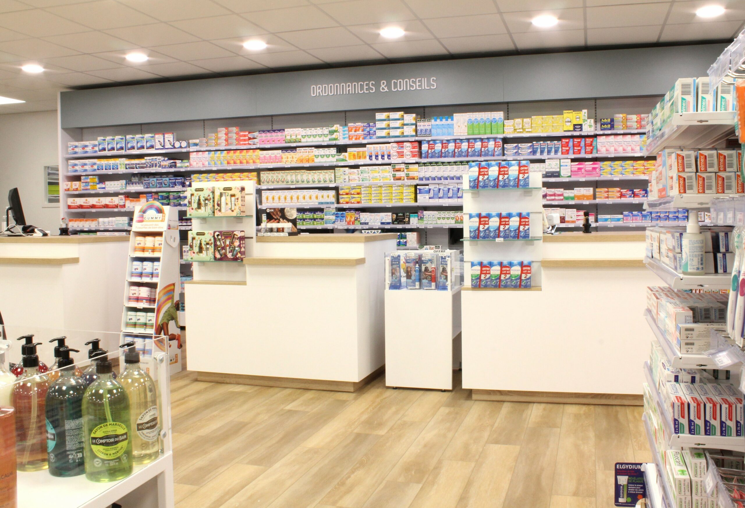 Photo intérieur d'une Pharmacie à Maen Roch en Bretagne