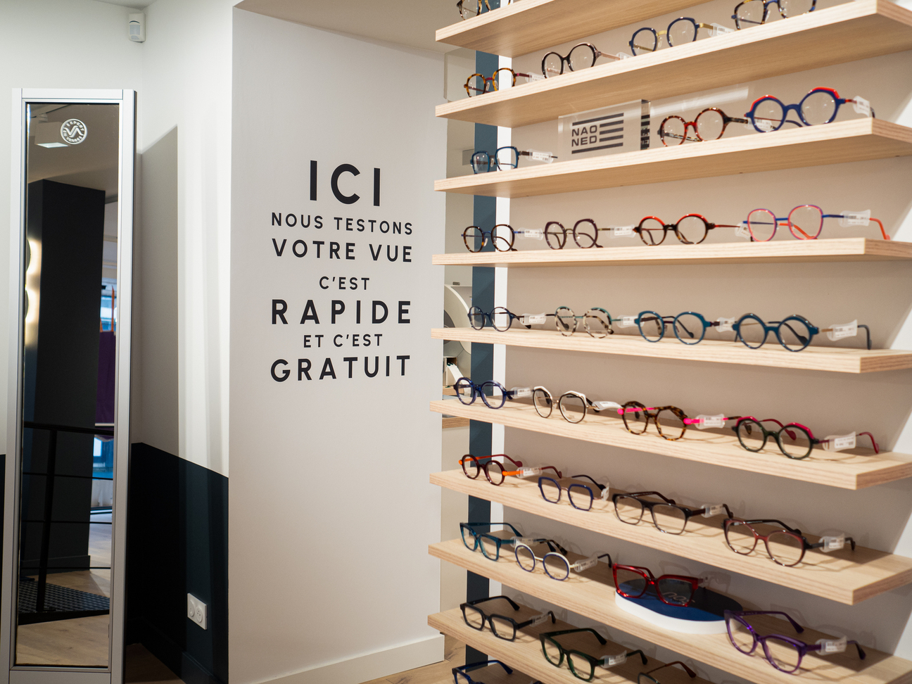 Photo présentoir de lunettes Opticien Carhaix en Bretagne